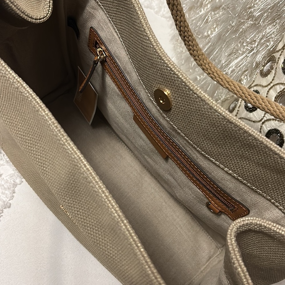 Michael Kors Isla - Canvas and leather - Picture 6 of 8